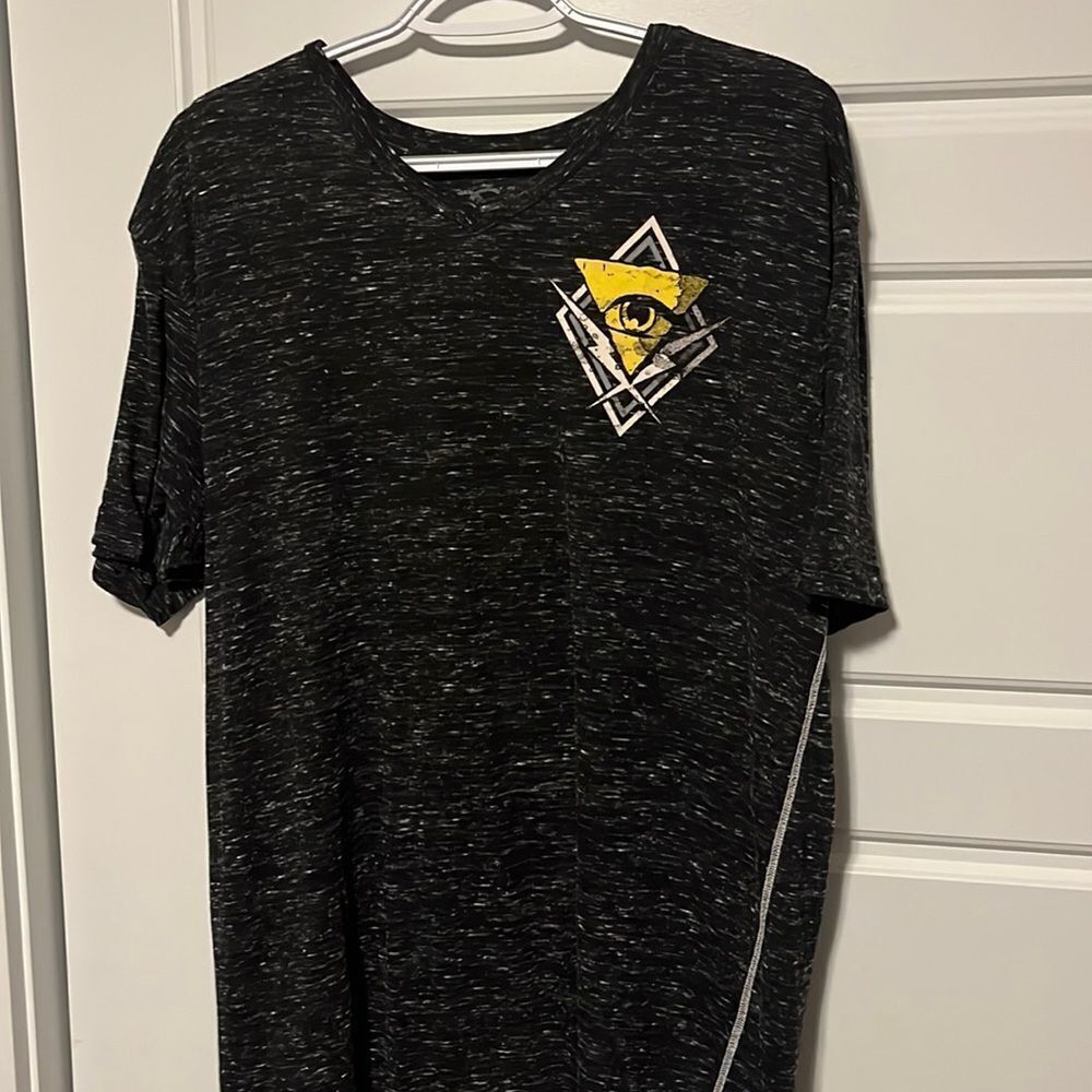 Men’s Society Tee Shirt from the Buckle. Amazing shape, Size X-Large 👕